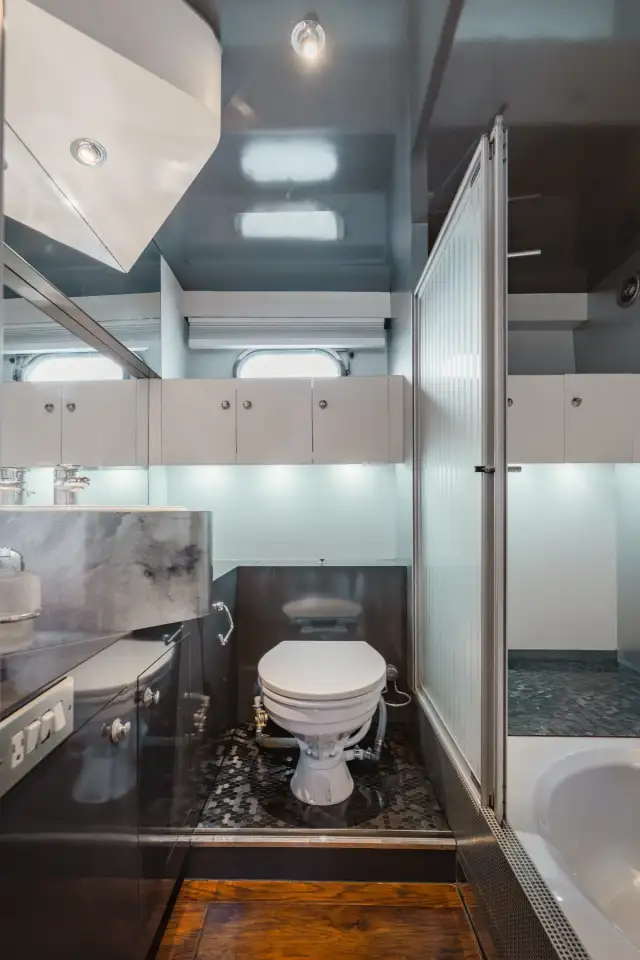 Valhalla master bathroom photo 2